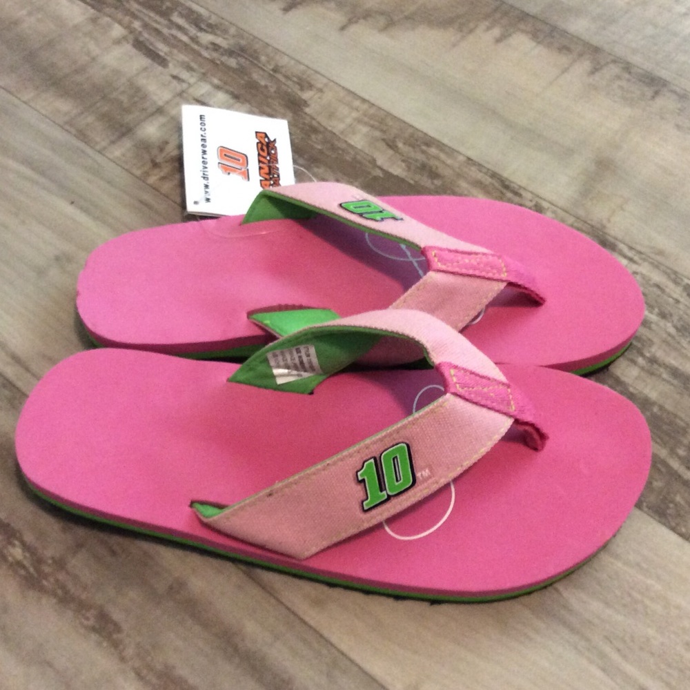 🌿 NASCAR Danica Patrick flip flops.